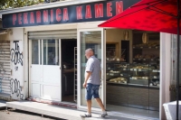 Gospođo, može jedan burek sa sirom... topli!