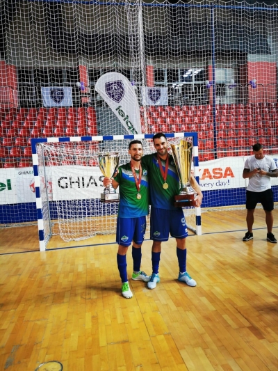 Pehar prvaka Hrvatske u rukama Omišana i našeg Stipe Perišića