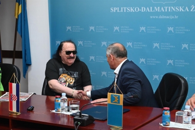 BILO JE VRLO EMOTIVNO Legendarni Mišo Kovač stigao u zgradu SDŽ: „Braniteljima dugujemo vječnu zahvalnost, a liječnicima i medicinskom osoblju hvala na svemu što rade na spašavanju naših života“