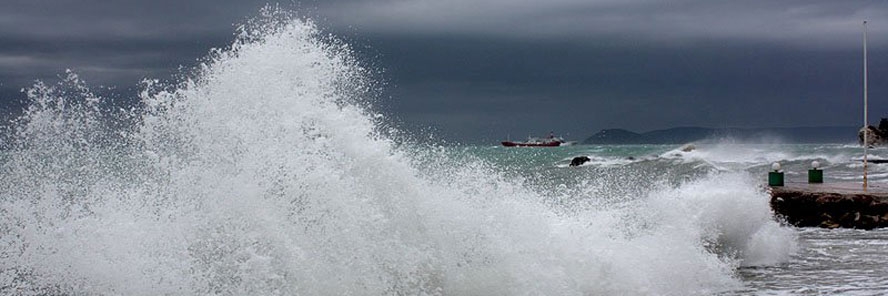 Hvar: More nema milosti prema ribarima, dvoje ih povuklo sa obale, jednoga utopilo.
