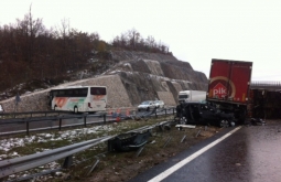 Troje mrtvih kod tunela Krpani na A1, poginuo je i policajac