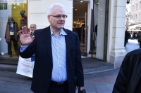 "Stigla svježa bunika?", Ivo Josipović aludirao na to da se Mons. Barišić drogira? - Što će sada reći njegovi birači - srame li ga se i oni sada?