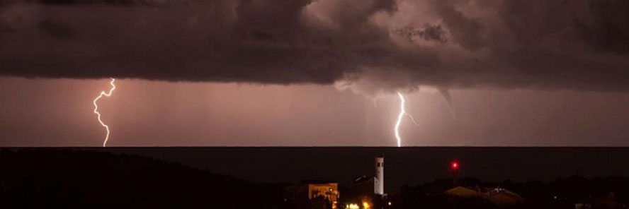 Prva takva fotografija na Jadranu: Član Crometea snimio pijavicu i munje u istom kadru!