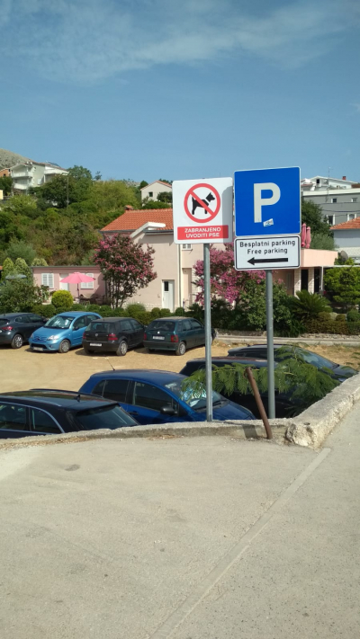 Molba Općini za saniranje ulaza na parking